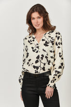 Load image into Gallery viewer, Naturals by O&amp;J Linen Top - Long Sleeve/Crew Neck Black/White Front
