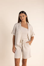 Load image into Gallery viewer, Two-T&#39;s - Linen S/S Shacket in Natural colour front shot
